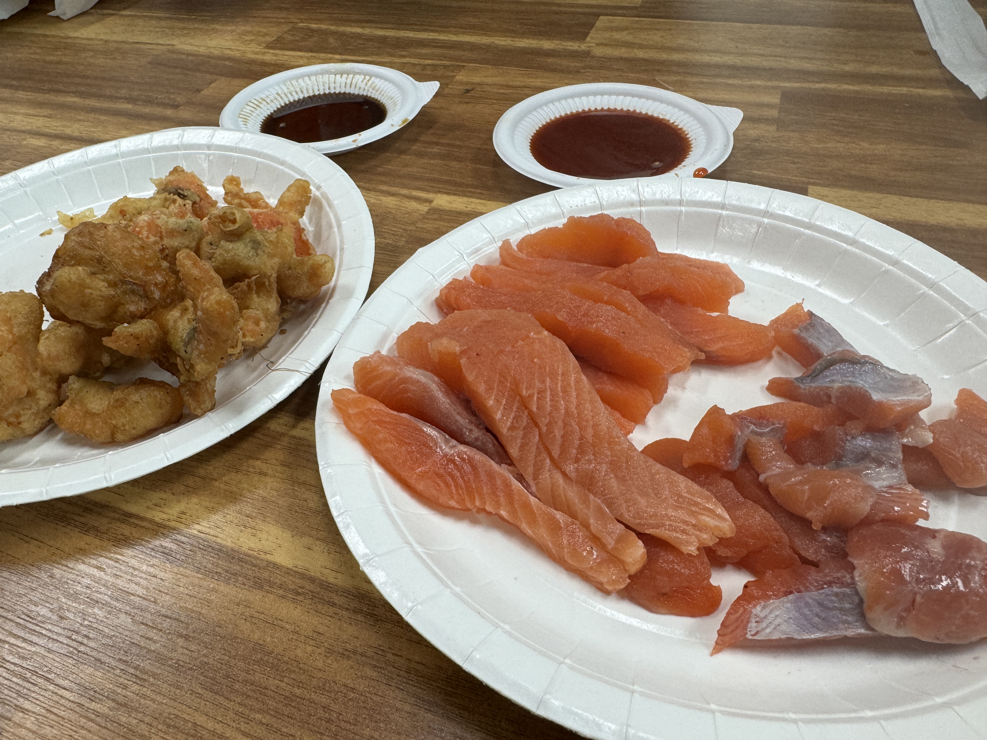 이미지설명: 마을에서 준비해주신 송어회와 튀김의 모습