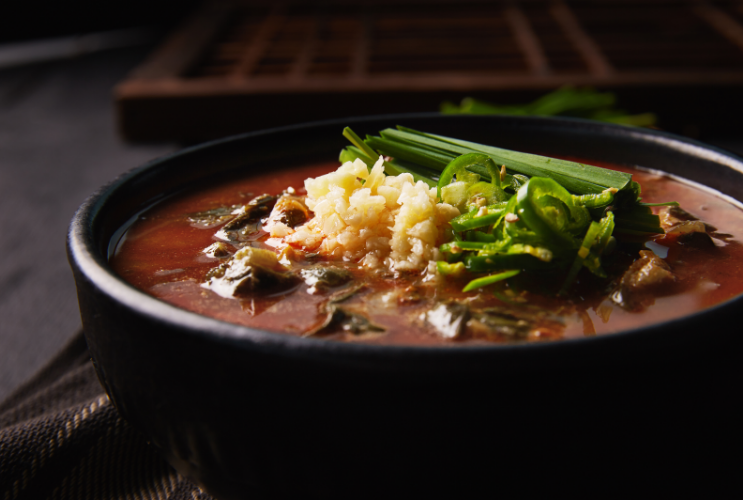 추어탕이 큰 그릇에 한가득 담겨있다.