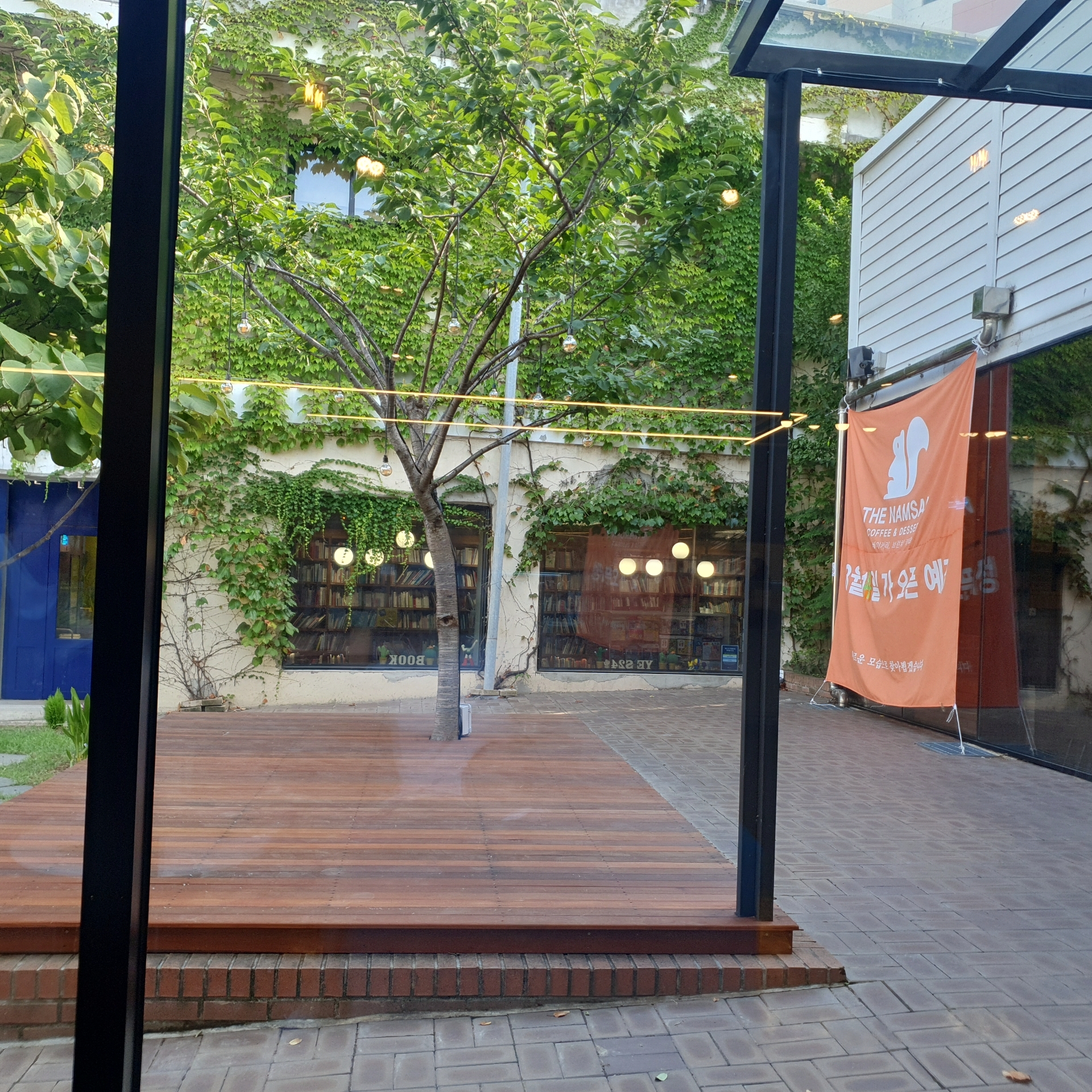 카페 더남산 바깥풍경1