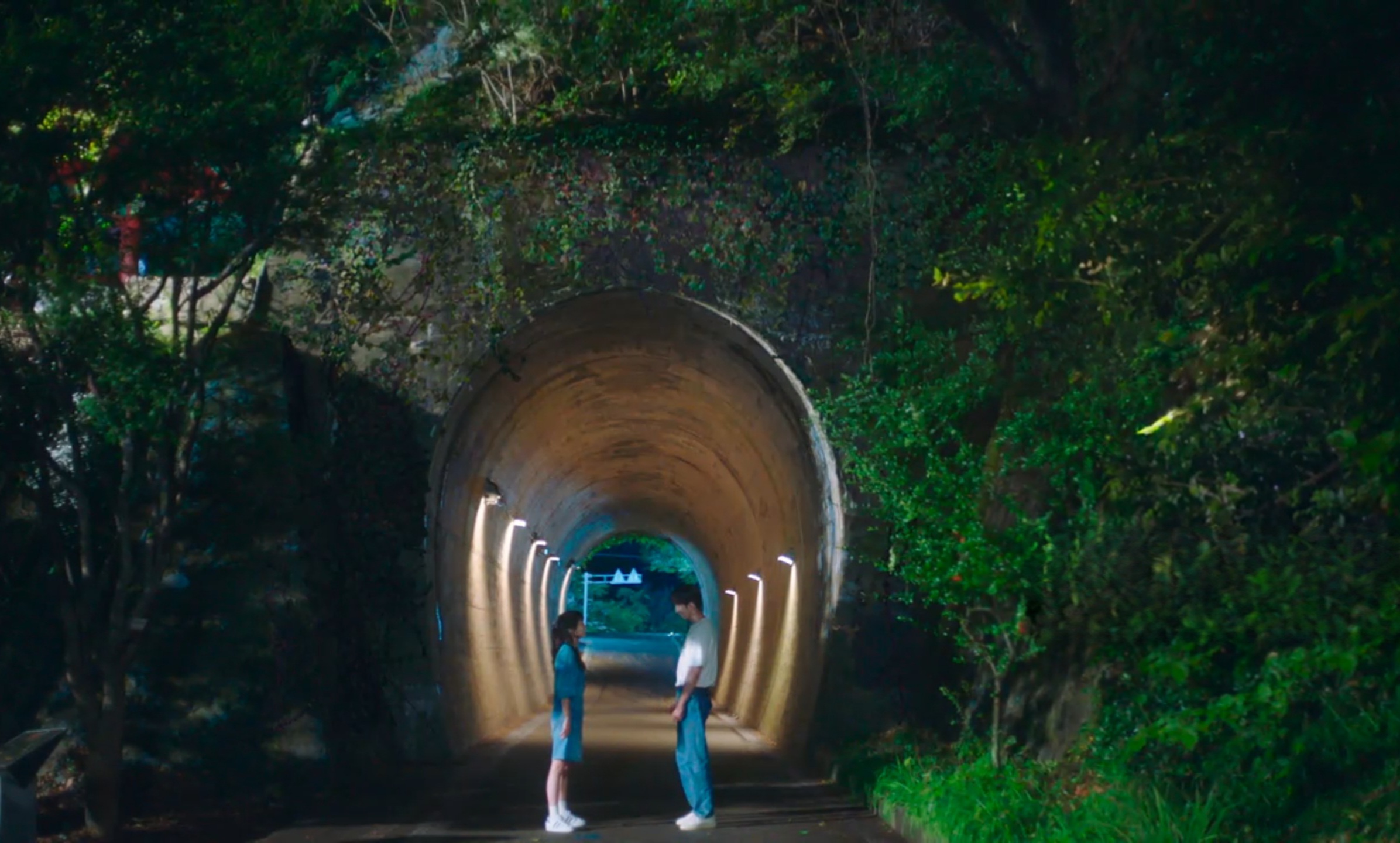 스물다섯 스물하나 장면 / 한벽터널 앞에 두 주인공이 서로를 바라보고 있다