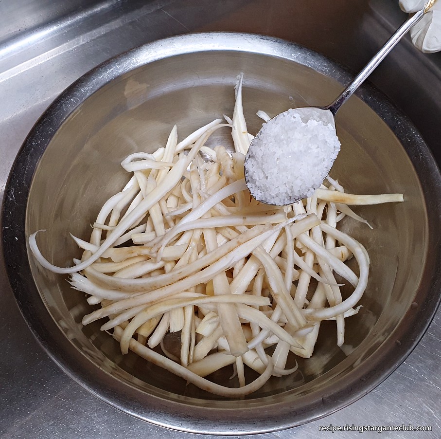 도라지나물에 들어갈 도라지에 소금을 1T 넣는 사진