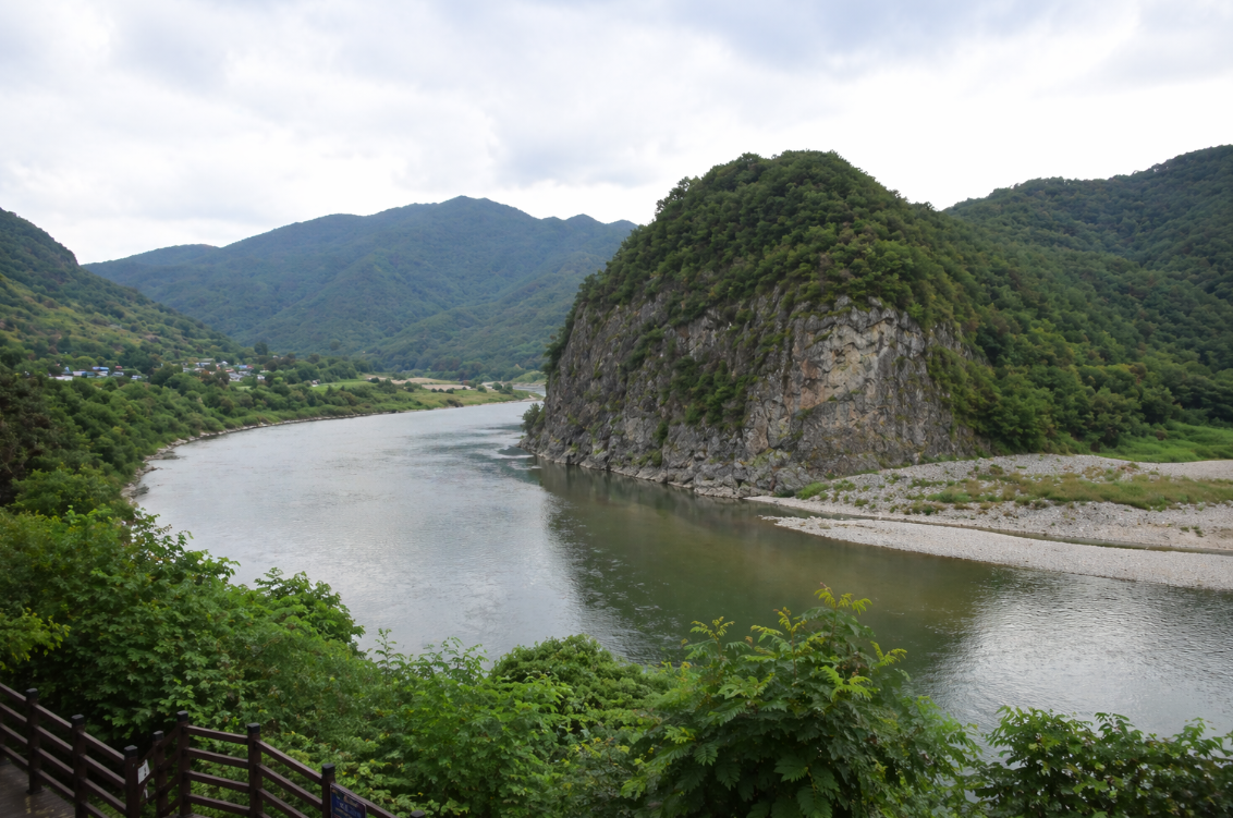 문경 진남교반의 넓은 강물과 절벽, 산세가 함께 펼쳐진 모습