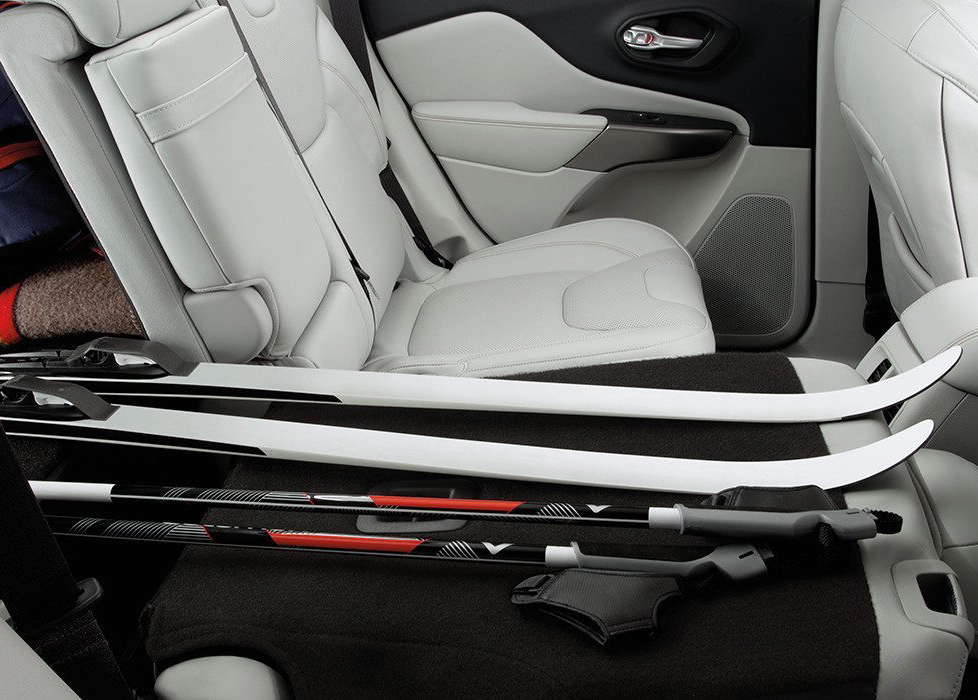 지프 체로키 실내 트렁크 6:4 폴딩 사진 출처 지프 홈페이지