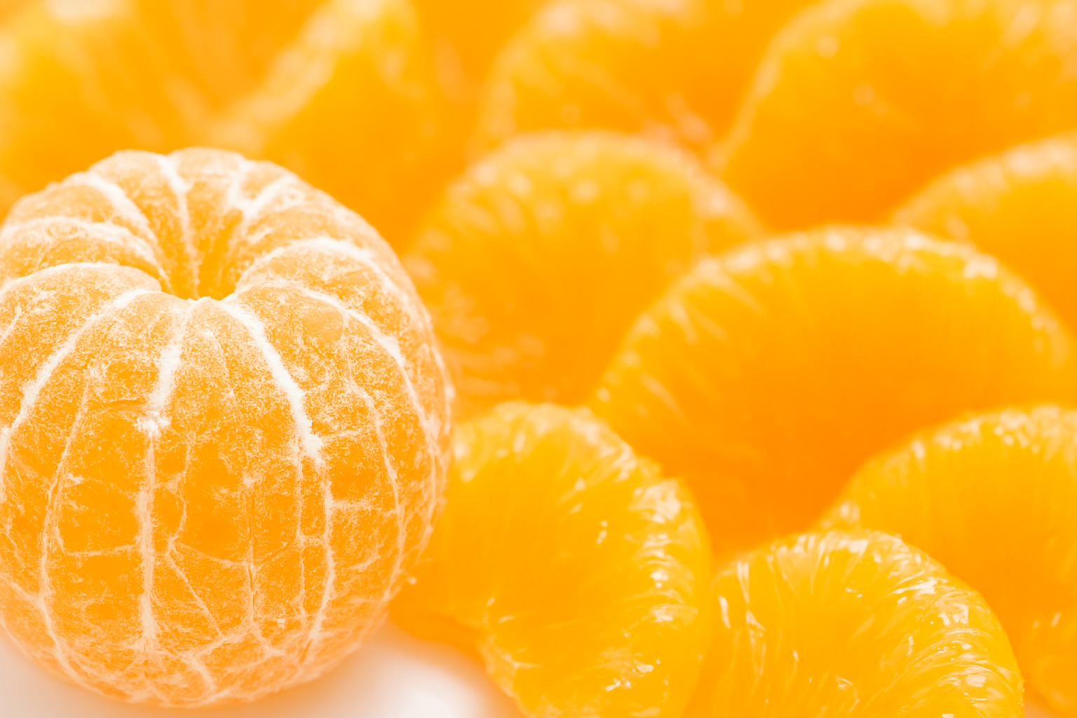 껍질을 벗긴 귤과 비타민이 풍부한 과육의 이미지