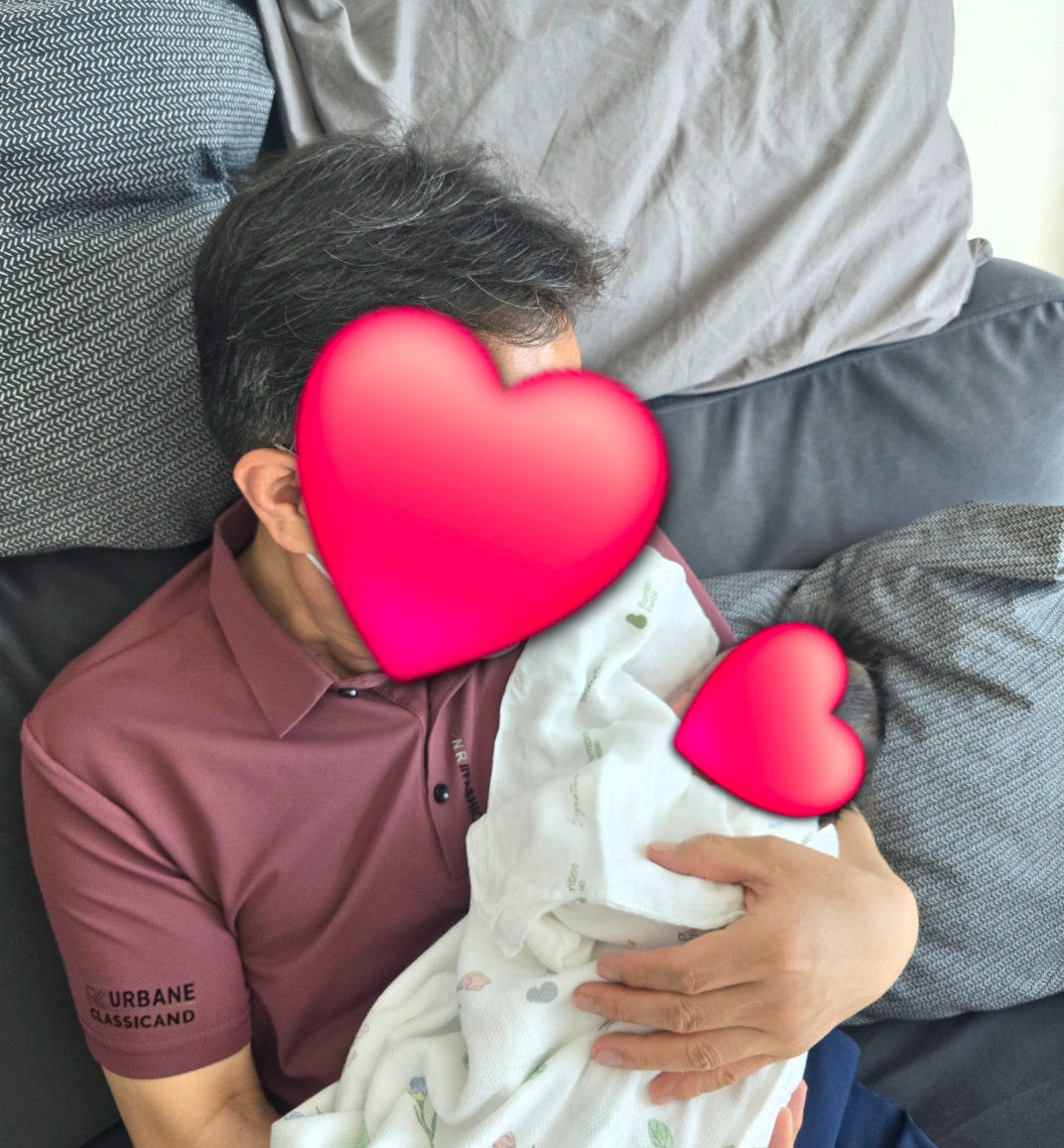 아이를 품에 따뜻하게 안고 있는 할아버지&손녀의발바닥모습