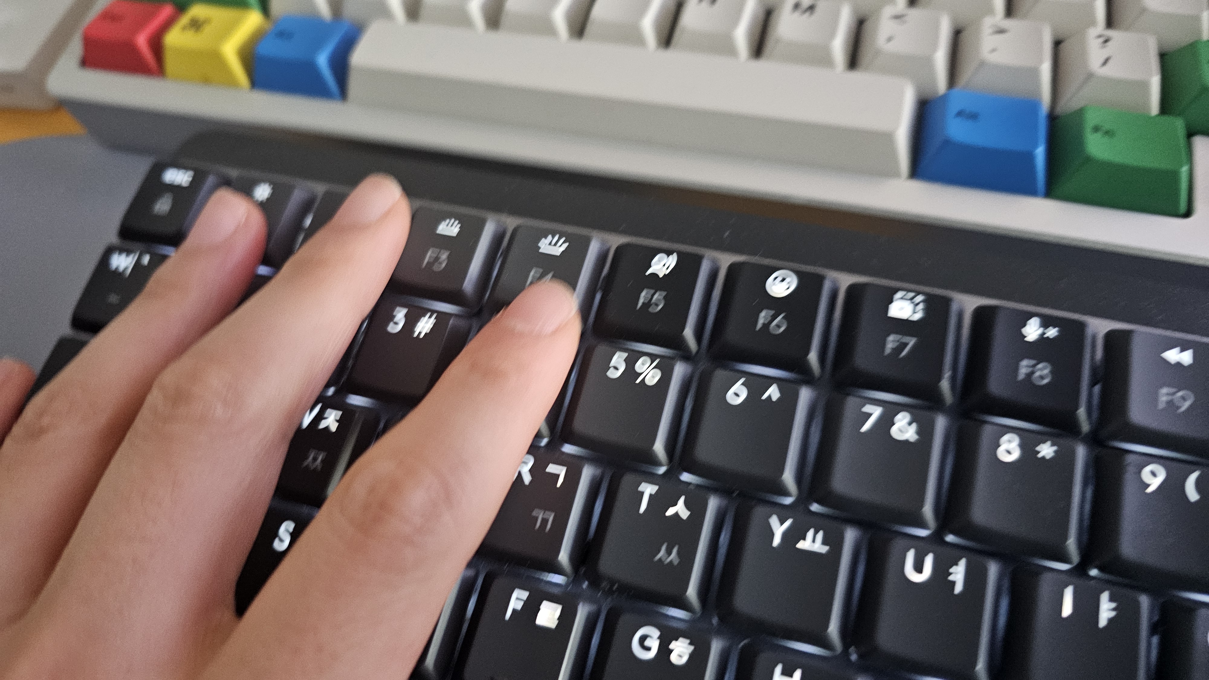PC 전원 직후 CMOS UEFI BIOS 설정으로 진입하기 위해 Del 또는 F2 키를 누르는 화면