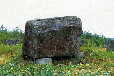 개석식 고인돌 <무지석식(無支石式)> 또는 <놓인 형 고인돌> ①