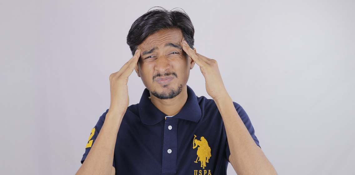 두통이 온 남성의 모습