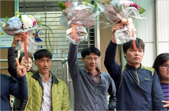 '삼례나라슈퍼' 사건의 피해자인 세 분의 모습이 담긴 사진이다.
재심에서 무죄선고를 받은 후 찍은 사진이다.