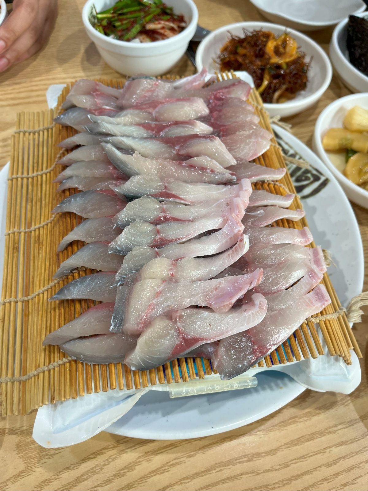 예쁘게 잘 썰려 나온 고등어회