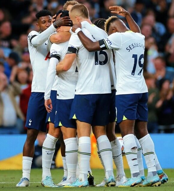 헤트트릭을 성공한 손흥민 선수를 축하해주는 동료들