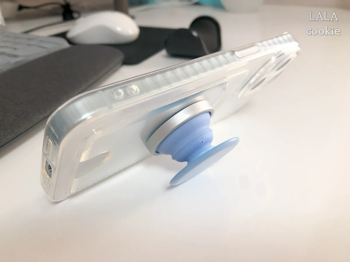 아이폰-블루-그립톡-추천-부착하고-휴대폰-세운-모습