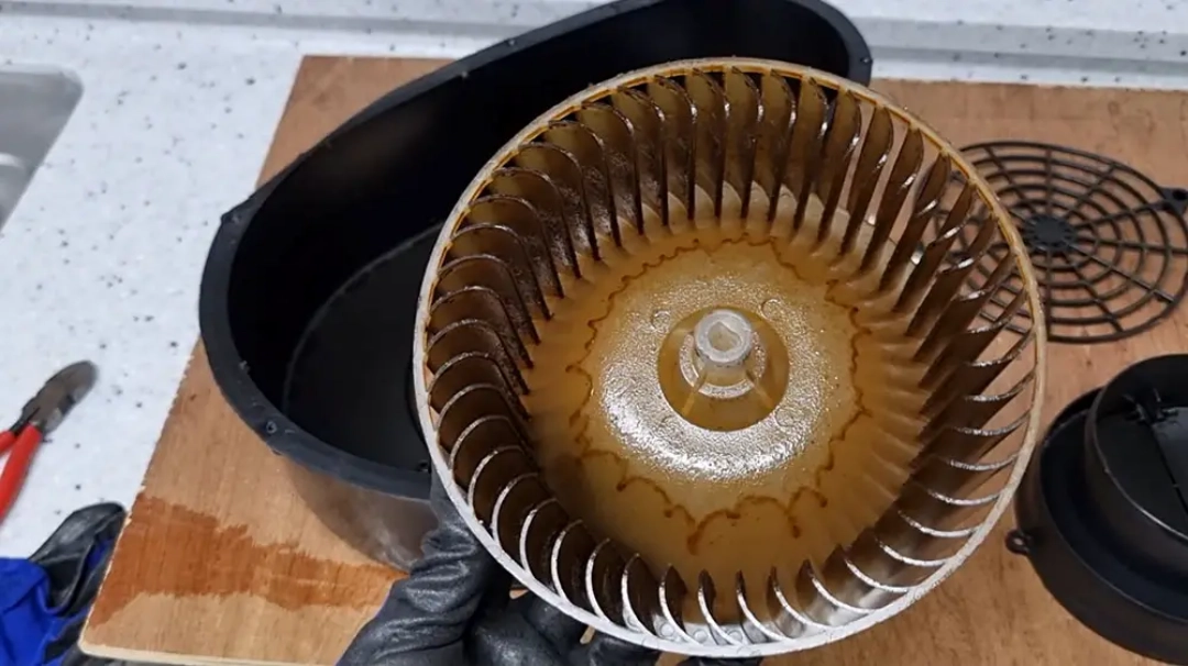 후드 날개 기름때 모습