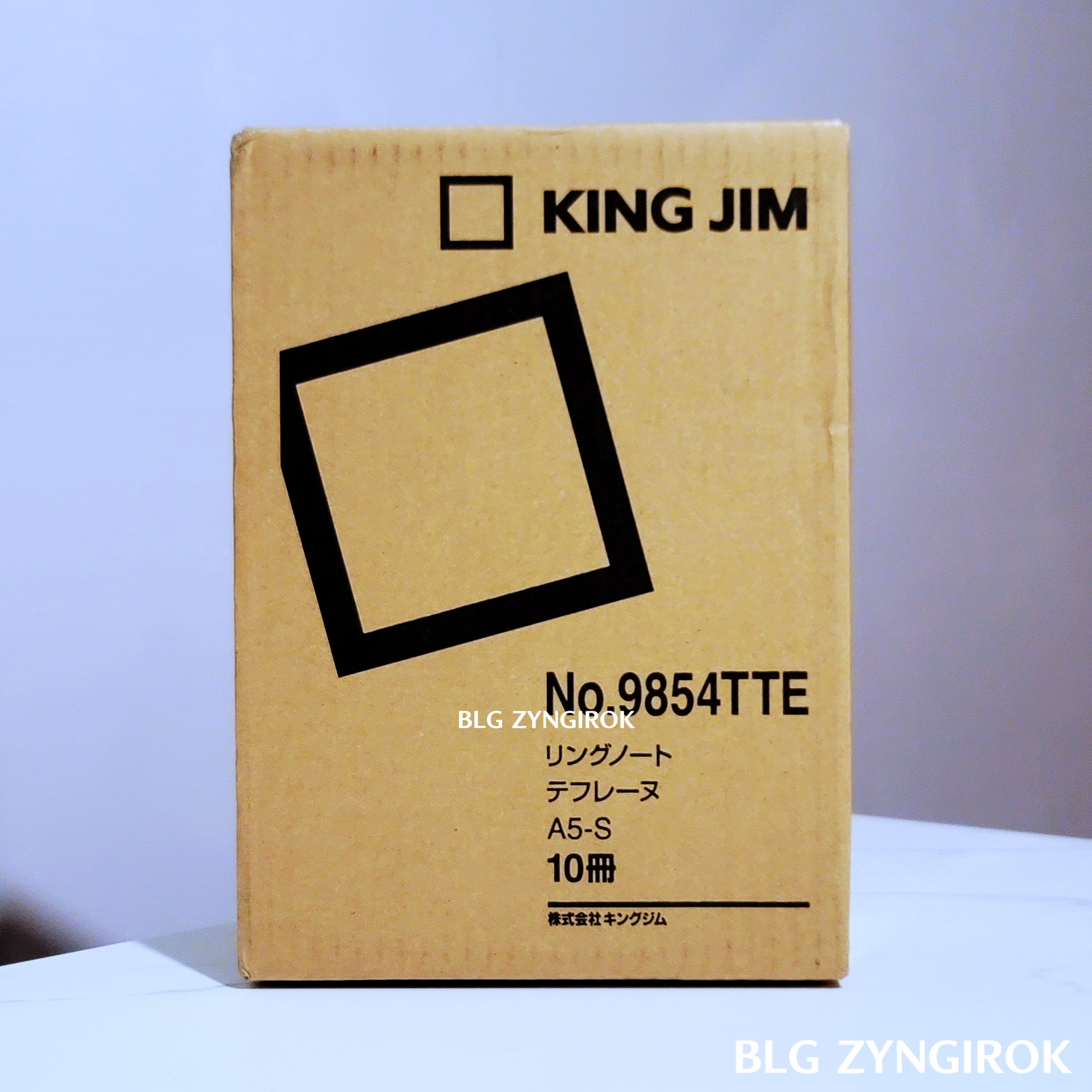 킹짐-테프레누-택배상자가-테이블-위에-놓여있다.