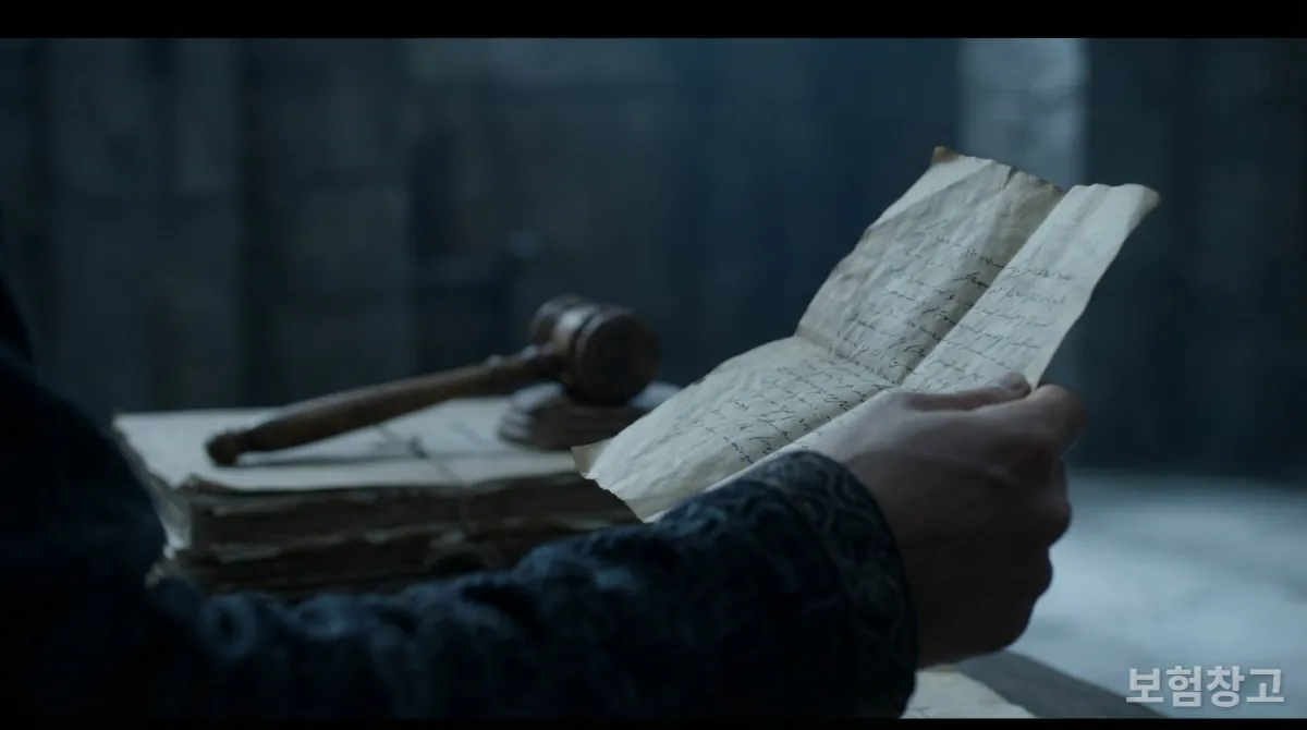 보험 서류와 법정 도구가 보이는 심각한 분위기