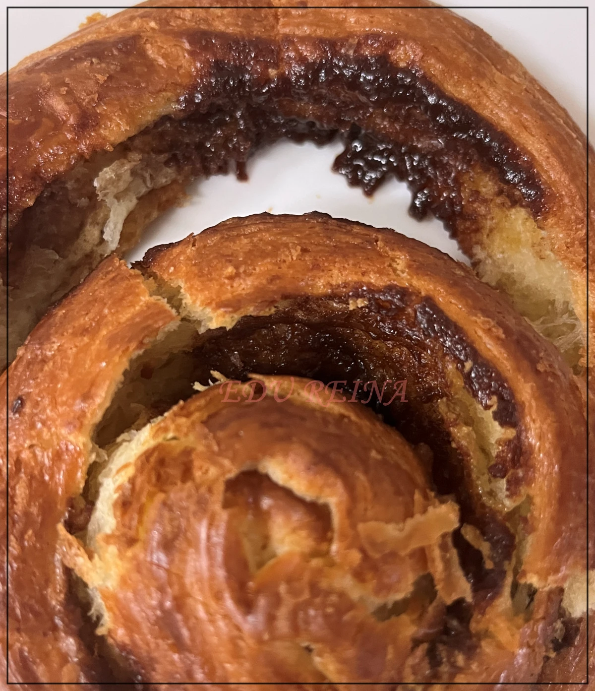 노브랜드-베이커리-24결버터시나몬롤페스츄리-에어프라이어-구운-모습-시나몬잼