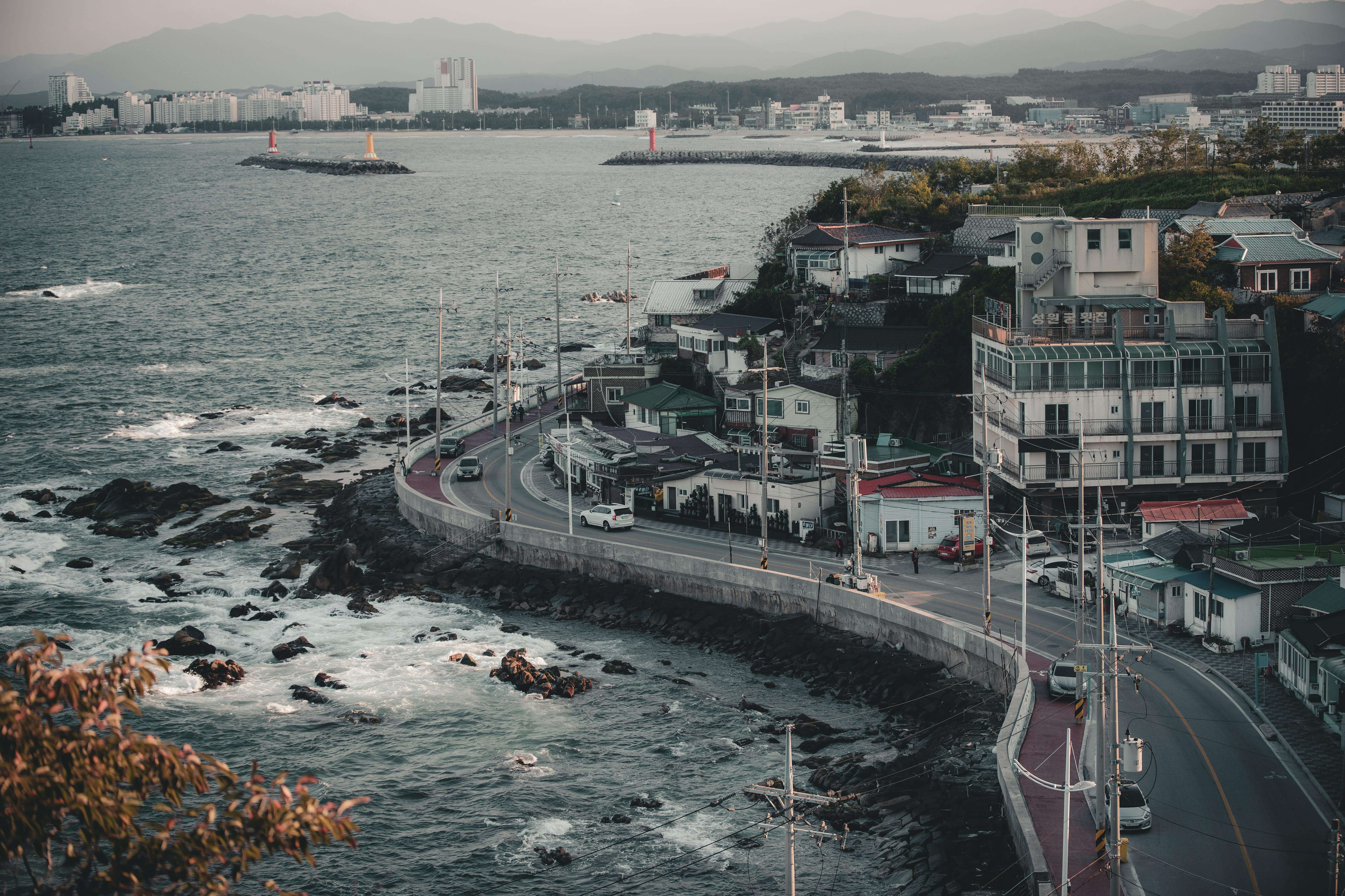 바닷가 옆 굽은 도로
