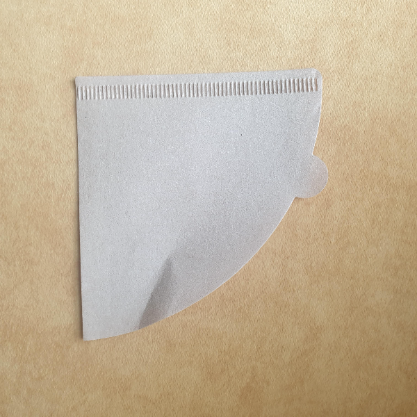 1/4 원형 황색 필터가 보인다. 노란색 바닥에 올려져 있다.