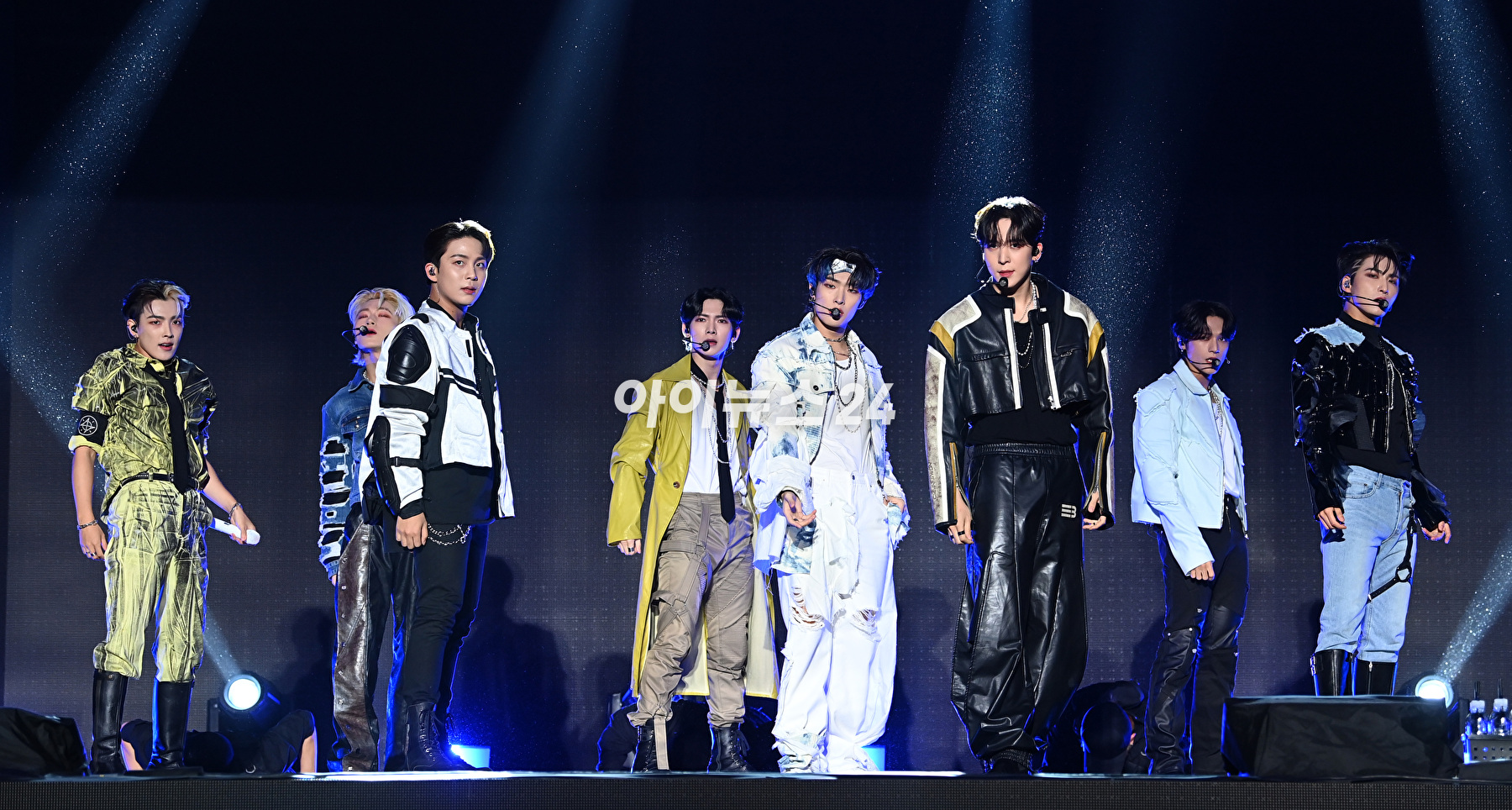 그룹 에이티즈가 28일 오후 서울 광진구 군자동 세종대학교 대양홀에서 열린 신보 '더 월드 에피소드 1 : 무브먼트(THE WORLD EP.1 : MOVEMENT)' 발매 기념 쇼케이스에서 포즈를 취하고 있다. [사진=김성진 기자]