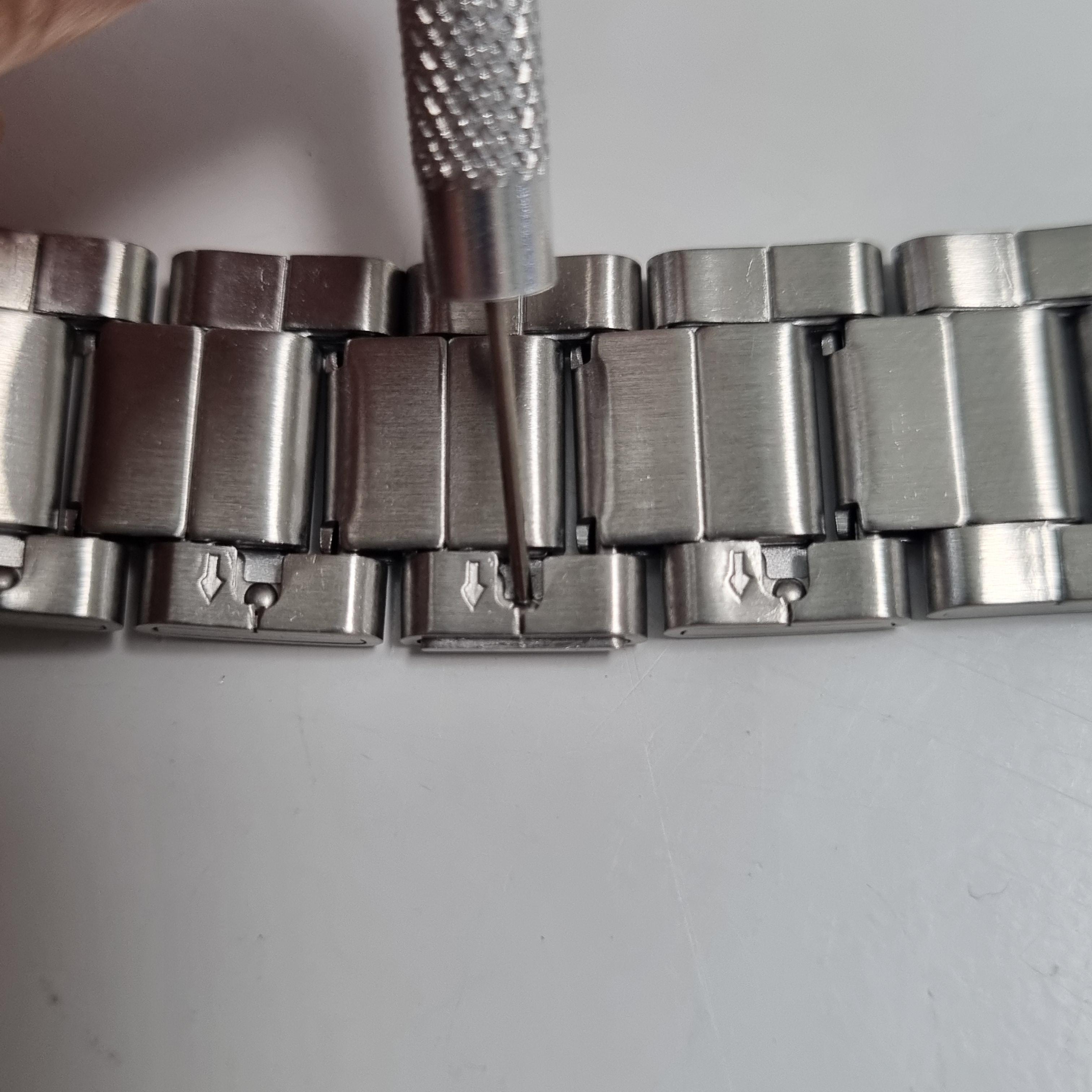 카시오 메탈 시계줄 1코 분리를 위해, 드라이버로 심을 미는 단계