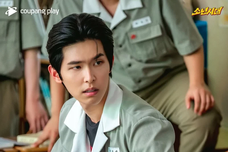 교실에서 날카로운 눈매를 하고 있는 드라마 소년시대의 이시우