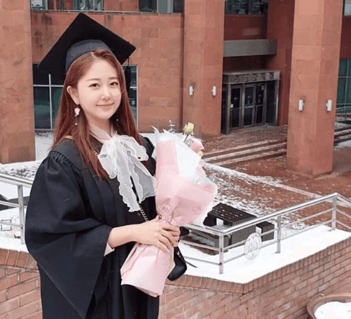 김다예-숭실대학교-졸업식-학사모-쓴-모습