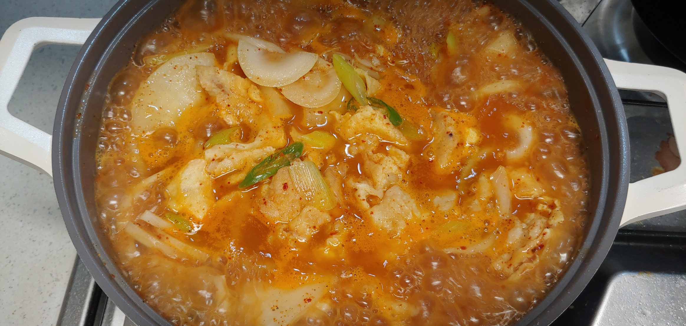 얼핏보면 수제비같이 보이네요. 전이 풀어져서 저렇게 보일 뿐입니다.