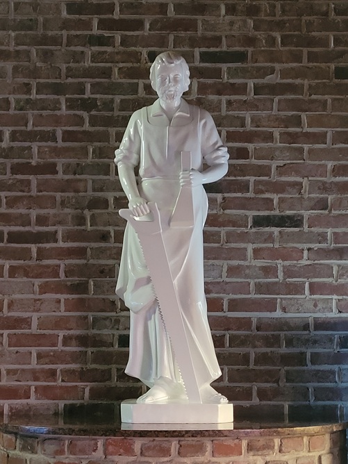 위 사진은 부천 역곡성당 성전 안에 있는 "노동자의 성 요셉" 상입니다. 목수 노동자의 모습으로 표현되었습니다.