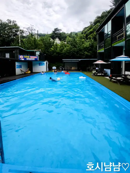에이스펜션 대형수영장에서 신나게 물놀이 중
