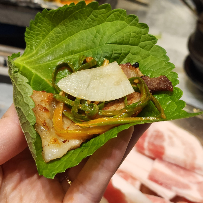 깻잎-파채를 넣어 더 맛있게 먹는 냉삼