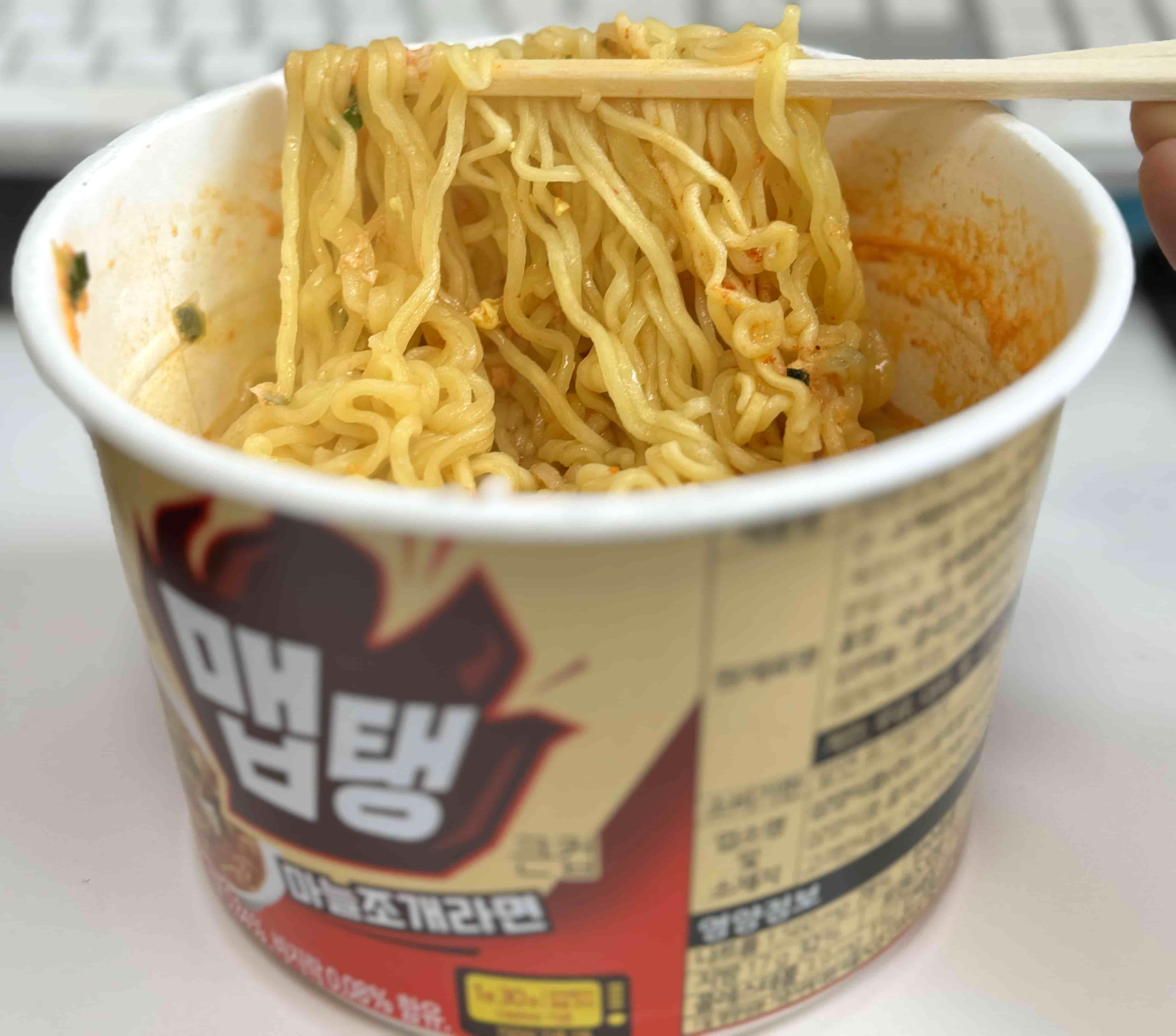 신상컵라면추천 '맵탱 마늘조개라면' 면발을 젓가락으로 집은 사진