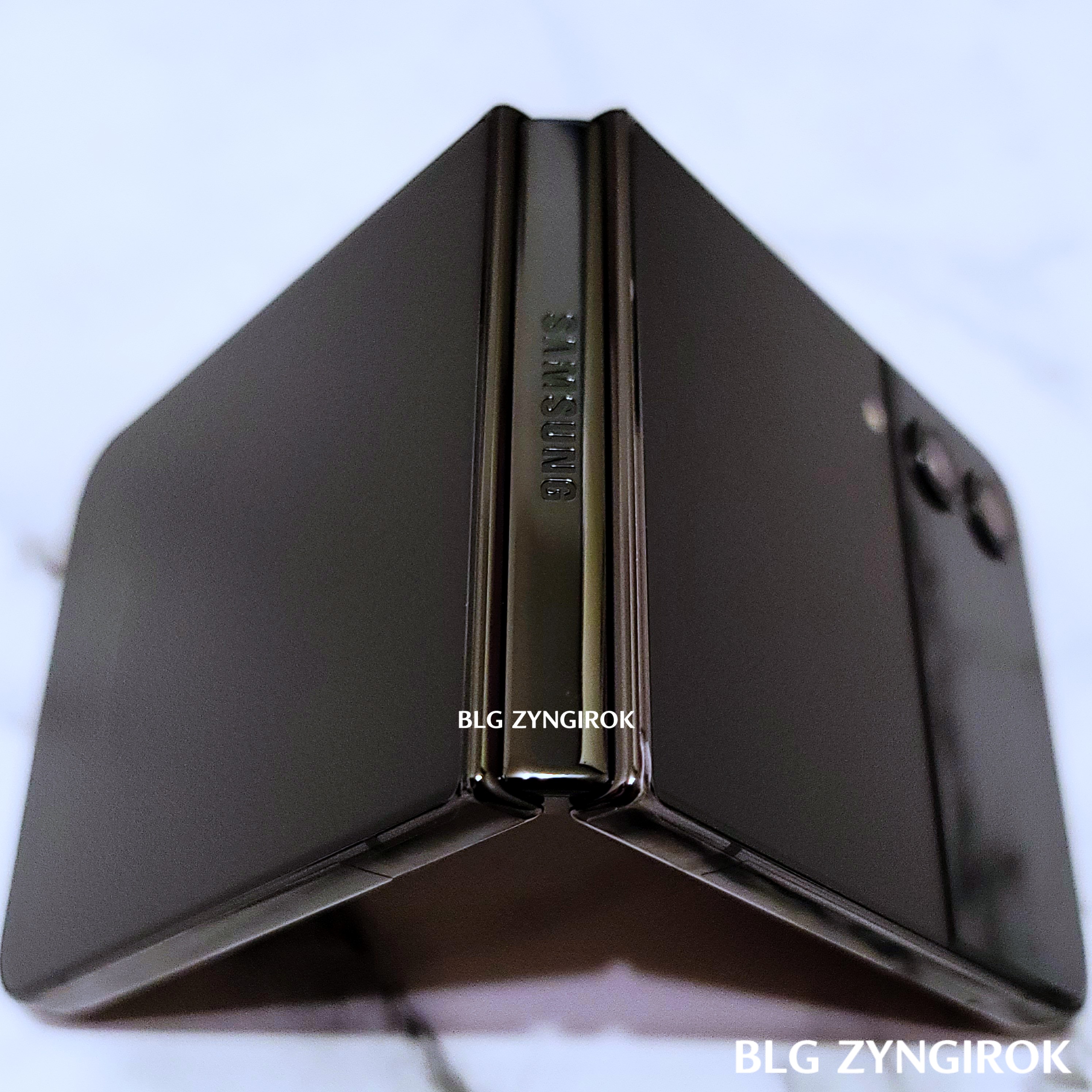 갤럭시Z-플립4을-살짝-접어놓은-모습이다.