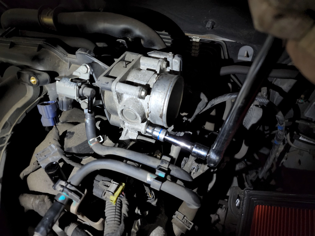 스로틀바디 탈거를 위해 연장대가 필요하다.