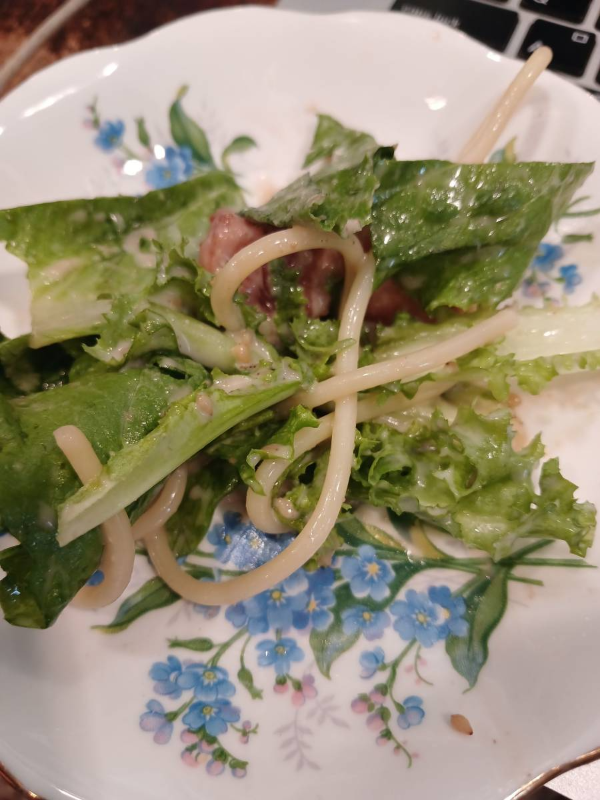 앞접시에 샐러드 담다