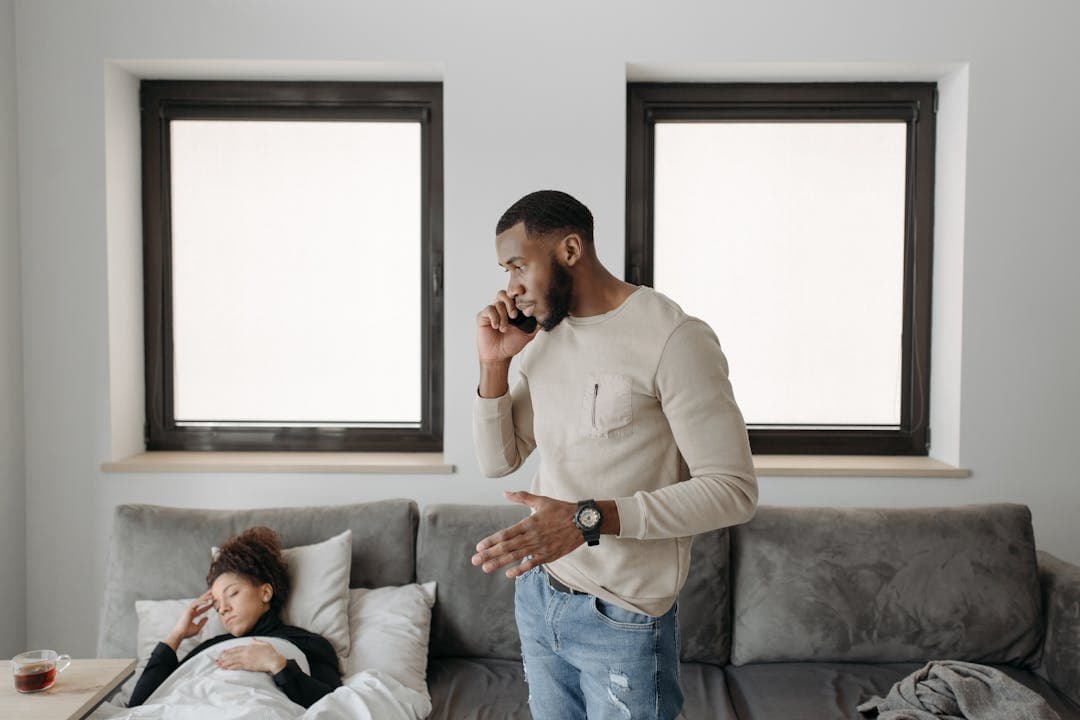 거실에서 통화 중인 남성과 침대에 누운 가족, 피해 후 상황 연출