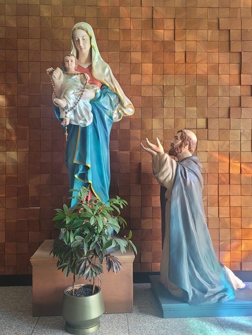 사진은 진주 봉곡동성당에 있는 성모자상과 도미니코 성인 상입니다.