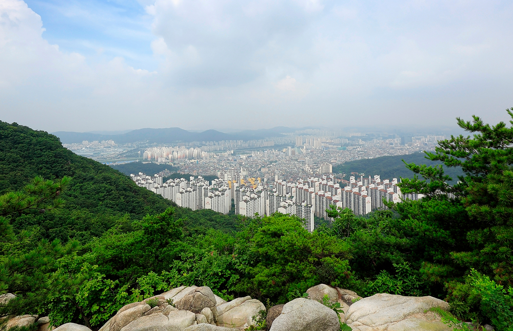 '장애물 없는 생활환경(Barrier Free, BF) 인증'은 바로 이러한 시대적 요구를 반영하여, 모든 사람이 차별 없이 시설물에 접근하고 이용하며 이동할 수 있도록 편의시설 설치와 관리의 우수성을 평가하는 제도입니다.