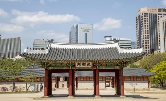 선조 실록 속 요괴 소동의 역사적 배경이 된 덕수궁(당시 월행궁) 광명문의 전경