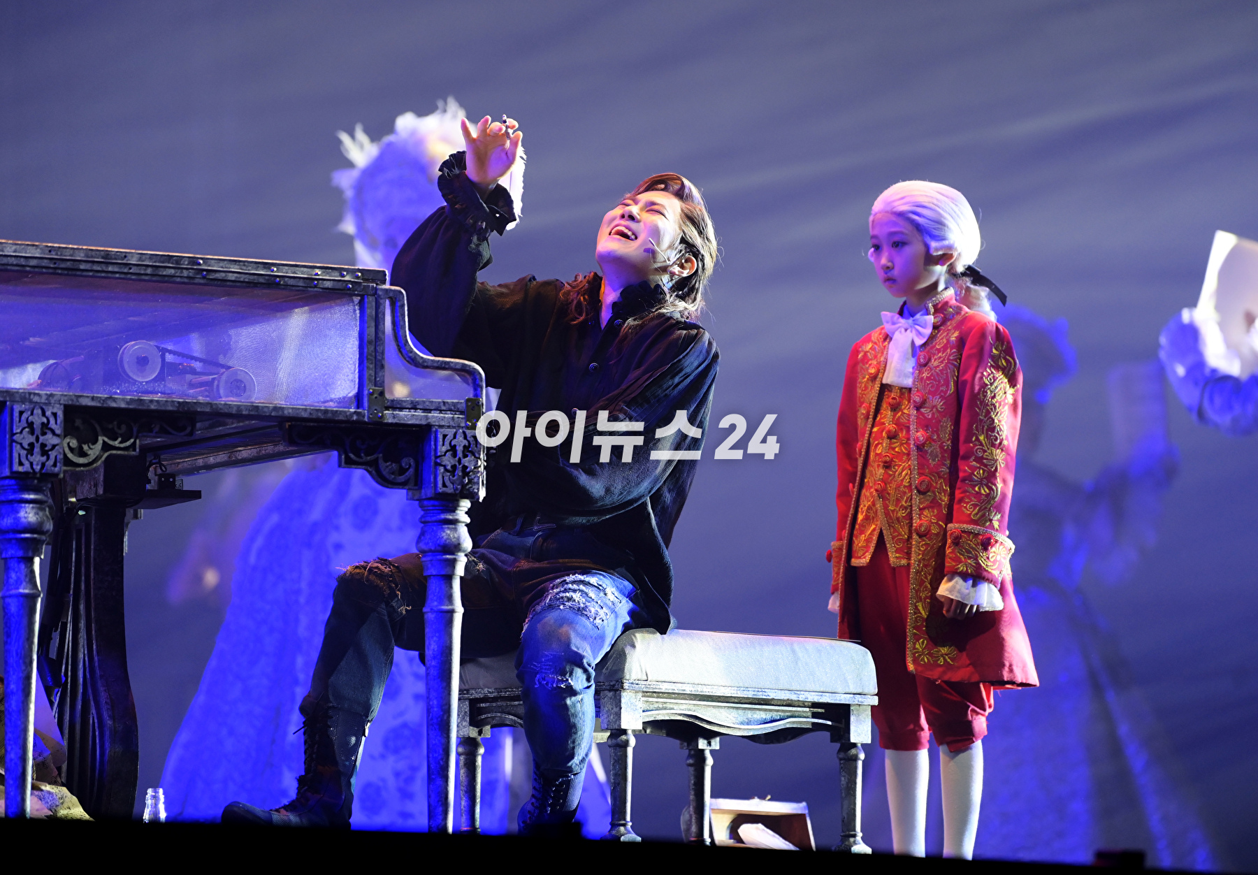 엑소 수호가 20일 오후 서울 종로구 세종문화회관 대극장에서 열린 뮤지컬 '모차르트!' 프레스콜에 참석해 열연하고 있다. [사진=정소희 기자]