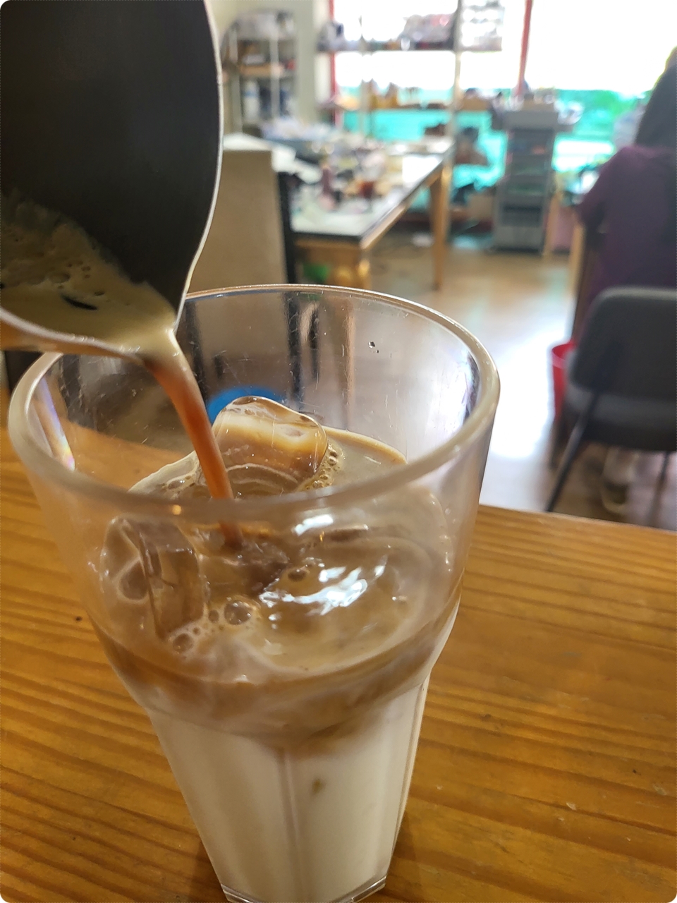 커피가 섞이는 모양이 아주 맛있어 보여요