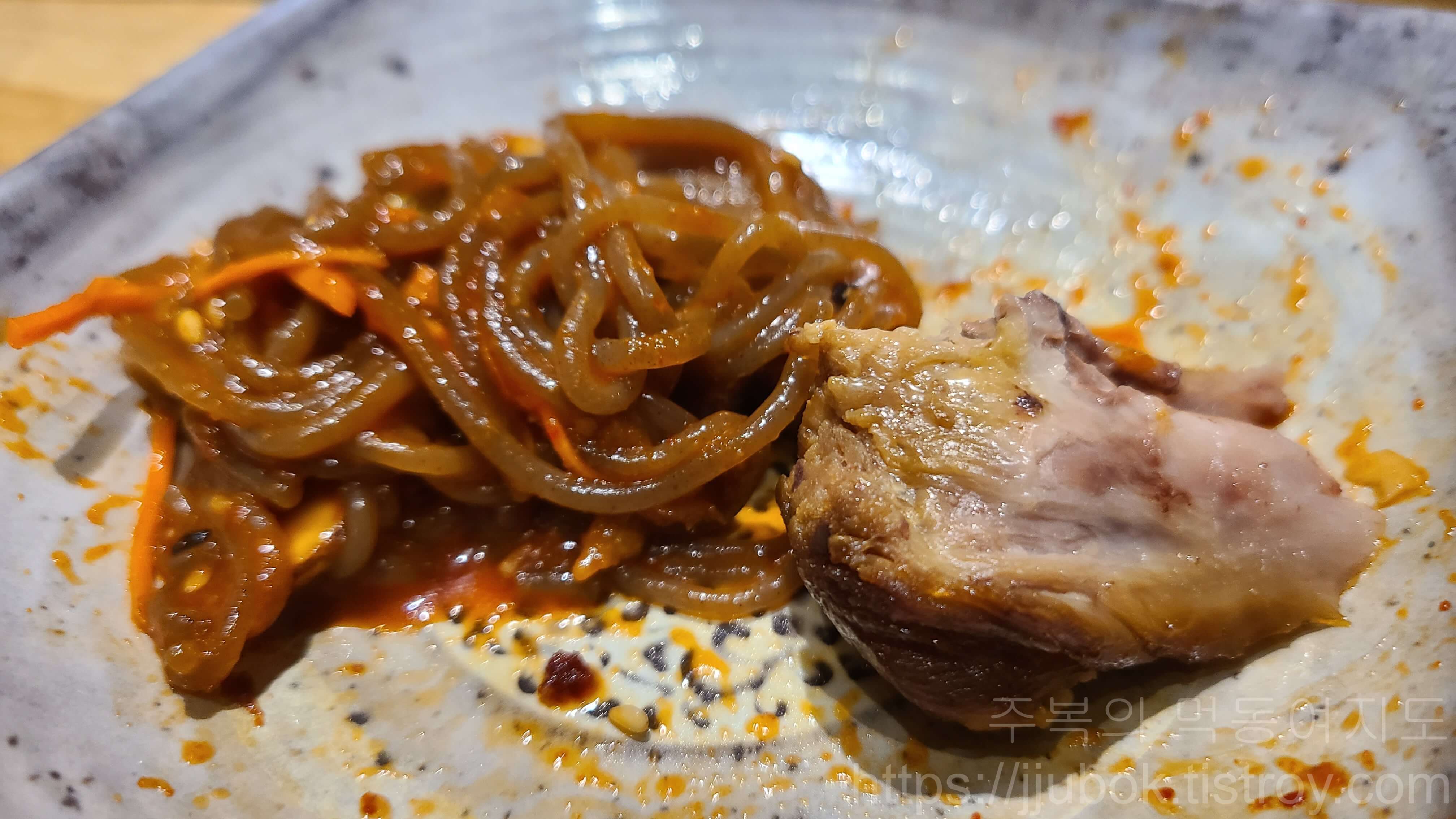 족이맛있는-사또족발-쟁반국수-족발