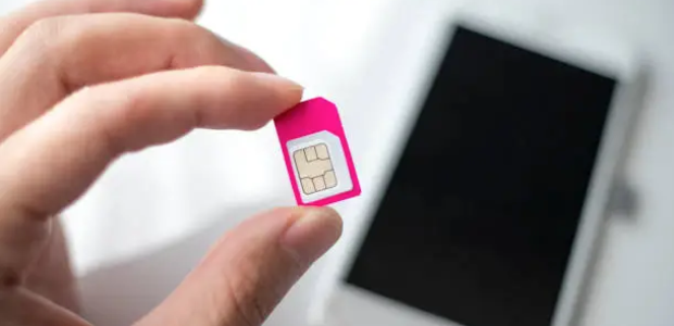 모바일에서 유심칩을 꺼내든 모습