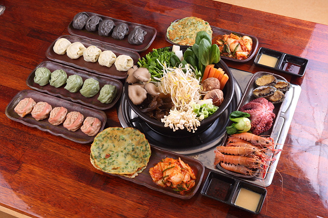 제주도 애월 맛집 현지인 추천 Best 10 제주달 애월해안도로본점 이춘옥원조고등어쌈밥 제주애월본점 제주 정직한돈 고이정 애월흑돼지 보리짚불구이 동경밥상 장인의집[본점] 갈치바다 애월 해물통라면 문개항아리 애월해안도로점 한라소곱창 애월 온기