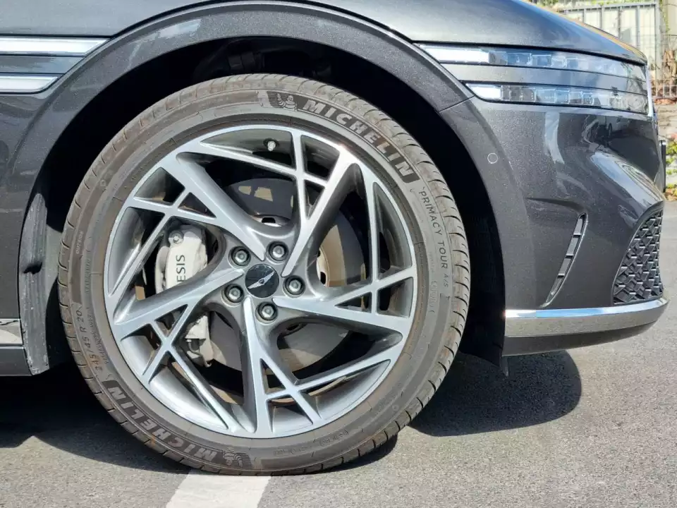 G90 앞바퀴를 담아봤습니다.