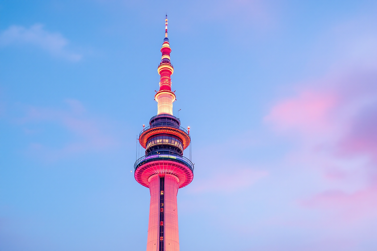 빨강색 조명이 켜진 남산타워