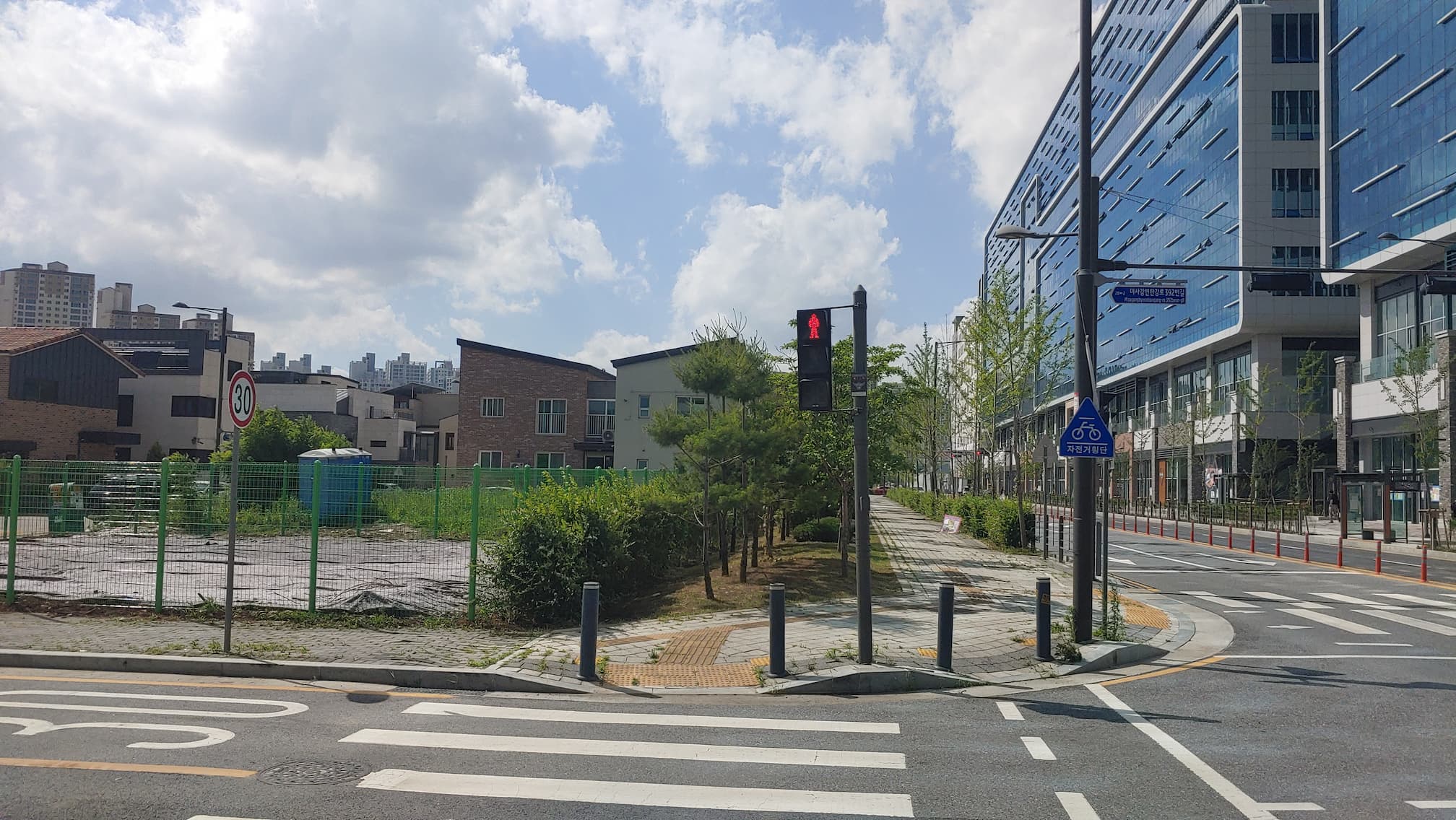 빨간 신호등이 켜진 건널목. 퇴사 때 마음아닐까?