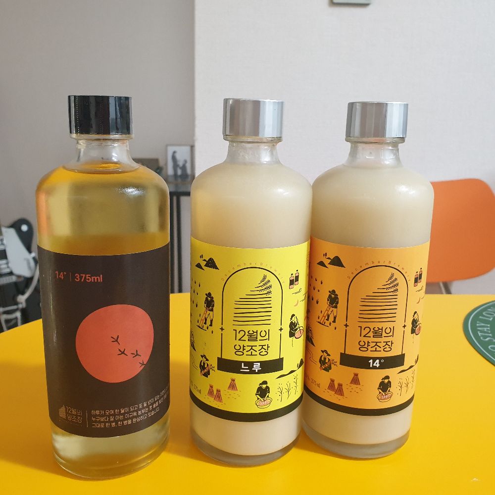 노란 테이블 위에 14도 약주, 12도 탁주, 14도 탁주가 올려져 있다. (왼쪽 부터)