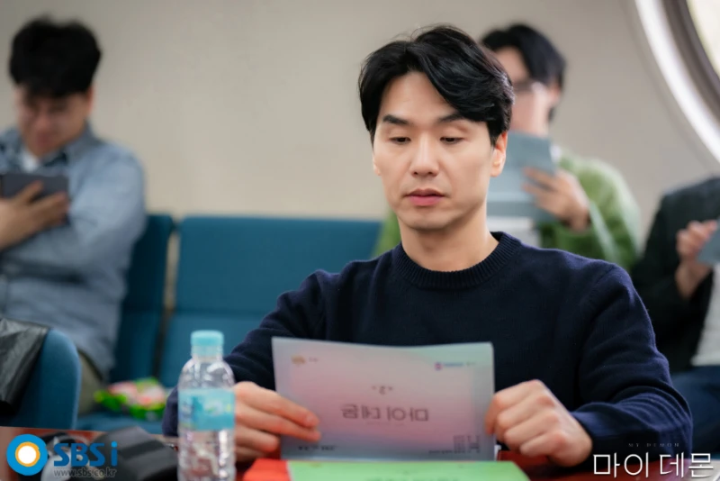 파란 상의를 입고 있는 드라마 마이 데몬의 노석민