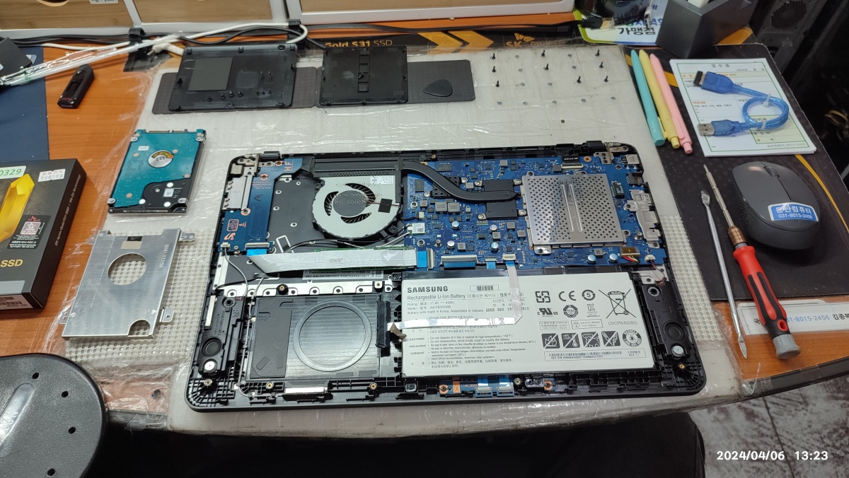 노트북 뒤판 커버를 열었습니다.