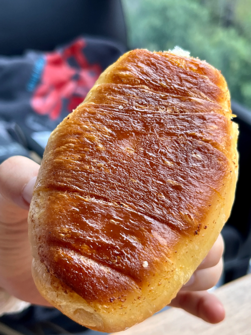 바삭한 소금빵의 바닥면